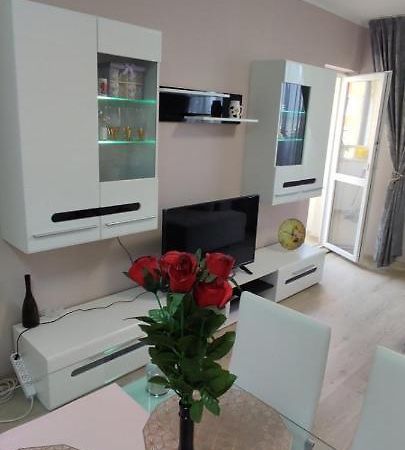 Luxury And Stylish Apartmen, Metro Station Obelya Софія Екстер'єр фото